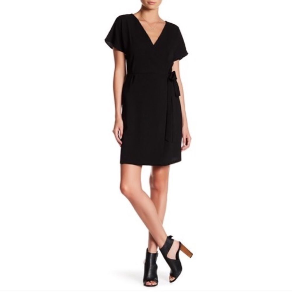 ✨ Bobeau - Short Sleeve Crepe Wrap Dress✨